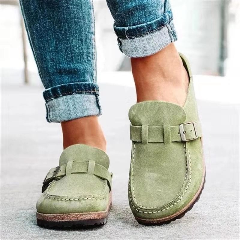 Stilrena damloafers med diskret spänne, ideala platta skor för vår- och höstmode.