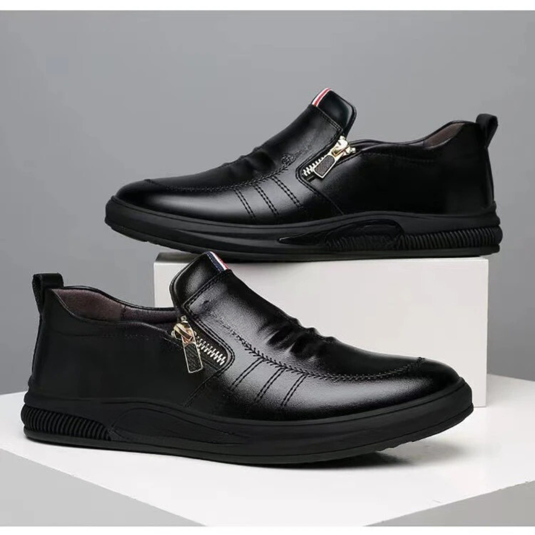 Herrloafers i slip-on modell utomhus, andningsbara och eleganta sommarskor för män i solen.