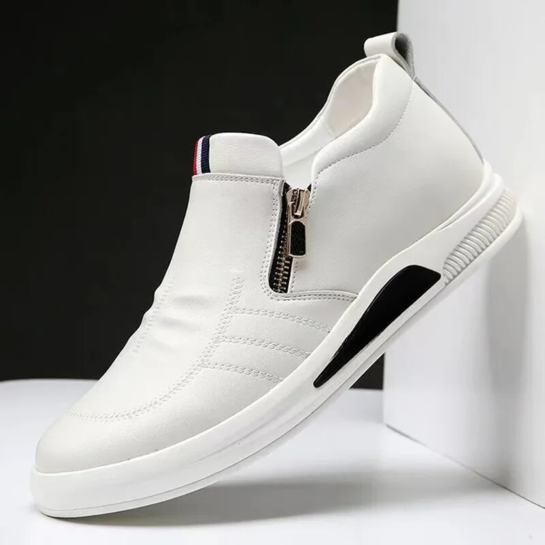 Svarta slip-on loafers för män, eleganta och bekväma andningsbara skor för herrmode.