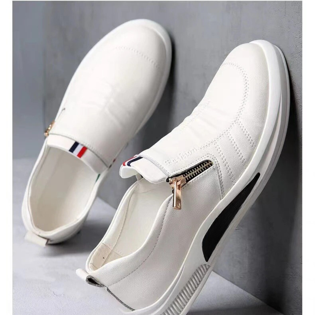 Klassiska herrloafers i slip-on modell, andningsbara och stilrena för en sofistikerad look.