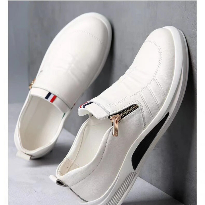 Klassiska herrloafers i slip-on modell, andningsbara och stilrena för en sofistikerad look.
