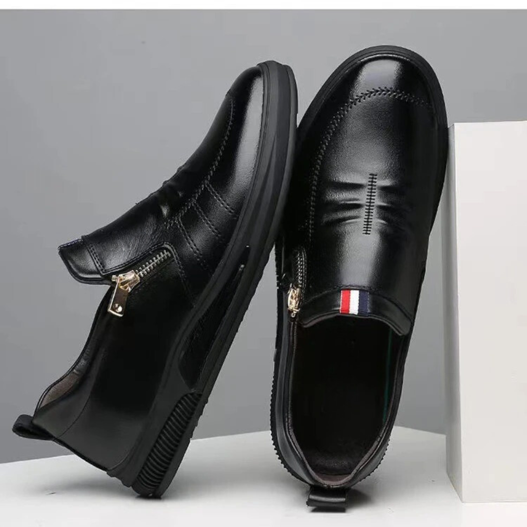 Närbild av andningsbara herrloafers, bekväma slip-on skor med stilren yta och detaljer.