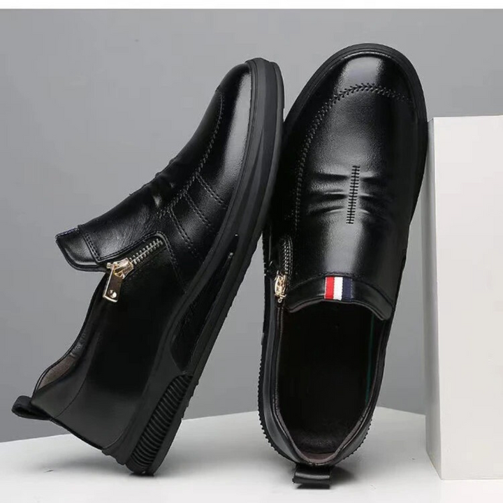 Närbild av andningsbara herrloafers, bekväma slip-on skor med stilren yta och detaljer.