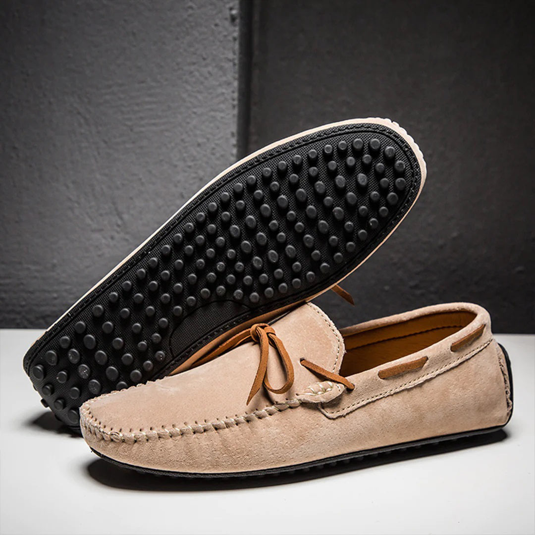 Eleganta slip-on loafers för män med bekväm passform och halkfri sula. Stilrena herrskor för vardagsbruk.
