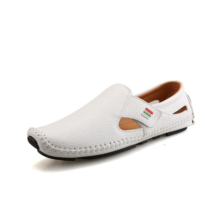 Vita slip-on herrskor. Extra bekväma skor för män, idealiska för fritid och avslappnade vardagsaktiviteter.