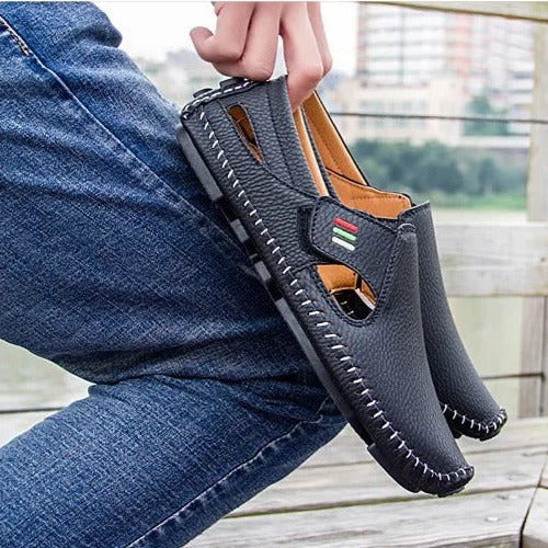 Herrskor i vit färg, designade för komfort och stil. Bekväma slip-on skor för män, perfekta för fritid och vardag.