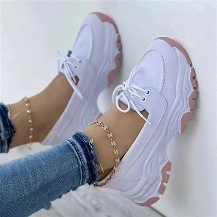 Kvinnors casual plattformssneakers i trendig stil för vår och sommar. Bekväma lågskor med andningsbar komfort.