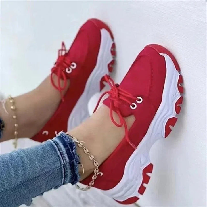 Trendiga plattformsskor för kvinnor. Idealiska vår- och sommarsneakers, bekväma och andningsbara för dammode.