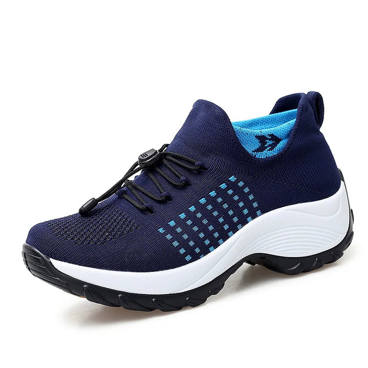 Trendiga plattformssneakers i modern design för kvinnor, ger stil och höjd.