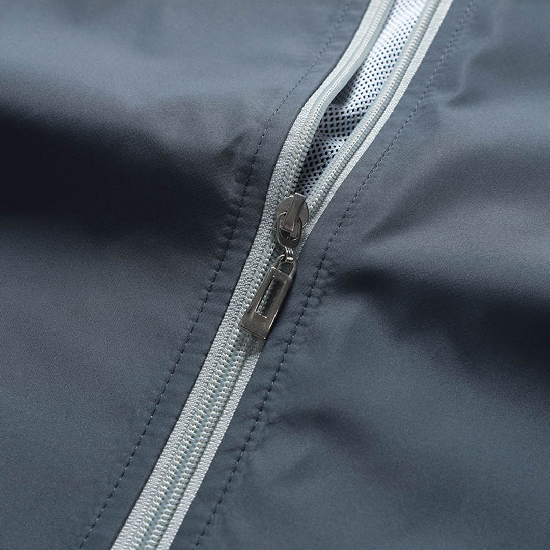 Funktionellt herr sportset för löpning, jogging och gymträning på hösten. Bekväma träningskläder.