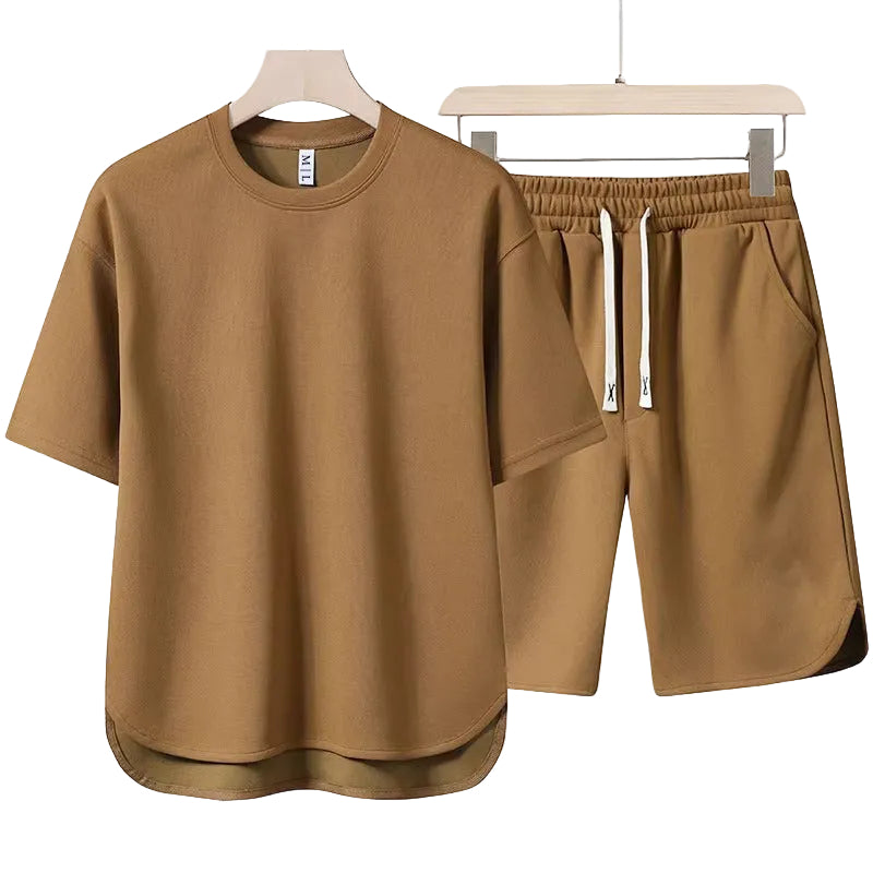 Bekvämt herr t-shirt och shorts set i matchande brun nyans. Perfekt för sommarfritid och avslappnade dagar utomhus.