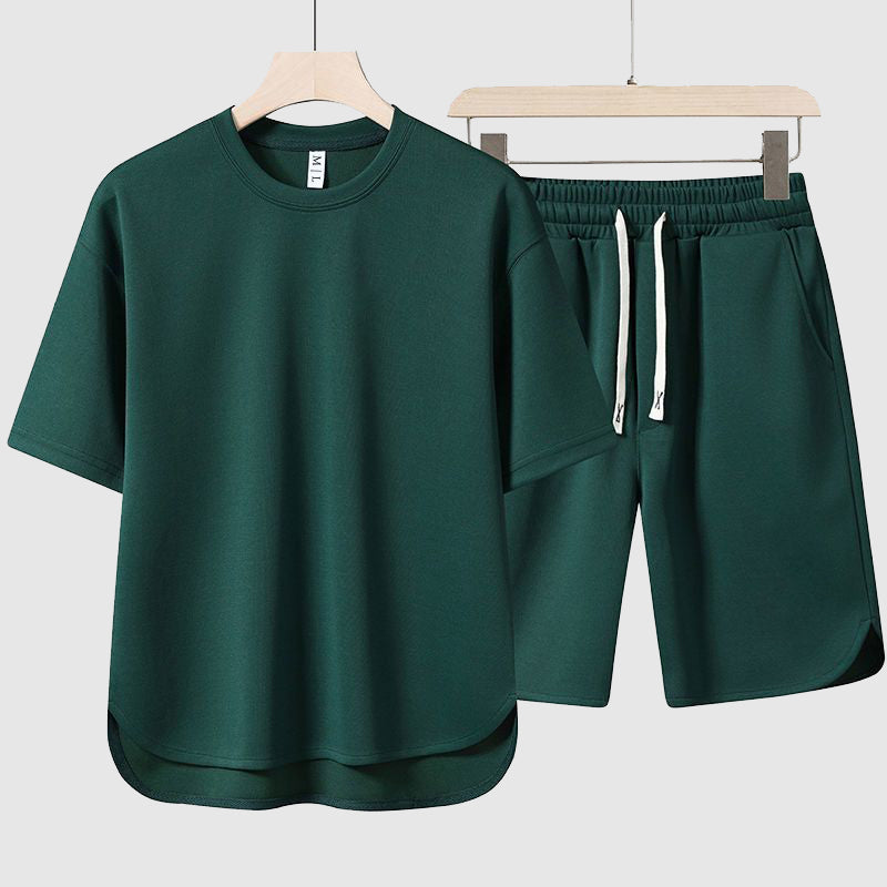 Matchande herrkläder: elegant beige t-shirt och shorts set. Erbjuder både stil och komfort för sommaren.