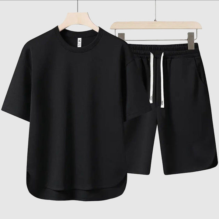 Svart herr t-shirt och shorts set. Mångsidigt & bekvämt fritidsset för sommarbruk, sport eller avslappning.