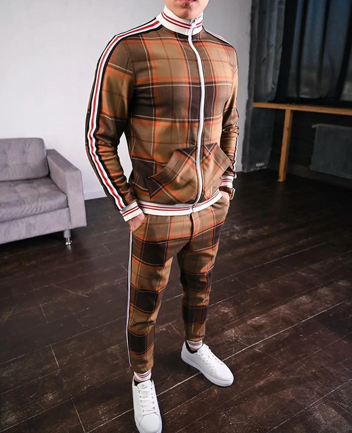 Stilrent tvådelat herrset i modern design. Långärmad topp och matchande byxor för en avslappnad look.