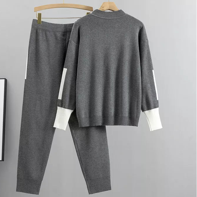 Kvinnors tvådelade lounge-set, idealiskt som myskläder eller bekväma fritidskläder för alla damer.