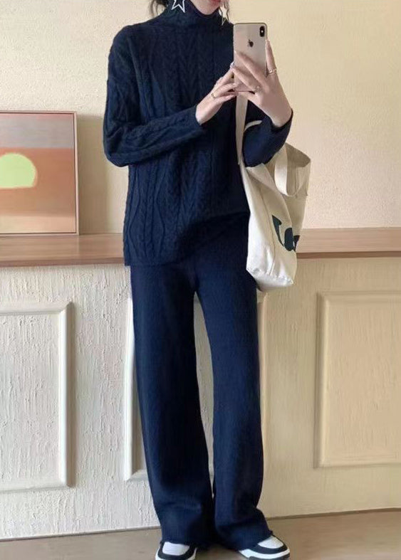 Elegant tvådelat set för kvinnor med turtleneck och unikt patchwork-design. Idealisk för höstens och vinterns vardagsmode.