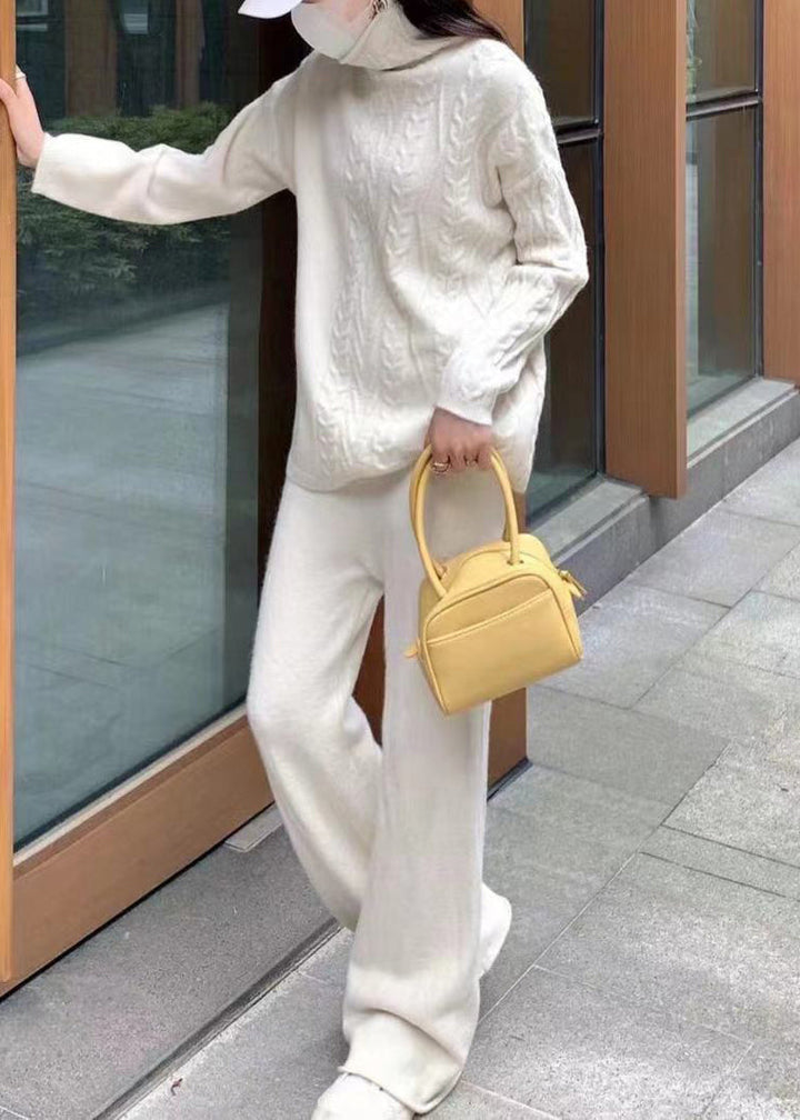 Kvinnors avslappnade turtleneck set med stilrent patchwork. Ett bekvämt tvådelat set för höst- och vintermode.