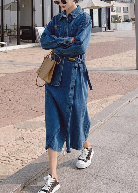 Dam långklänning i blått med unik asymmetrisk design, långa ärmar & fickor. En trendig höstklänning.