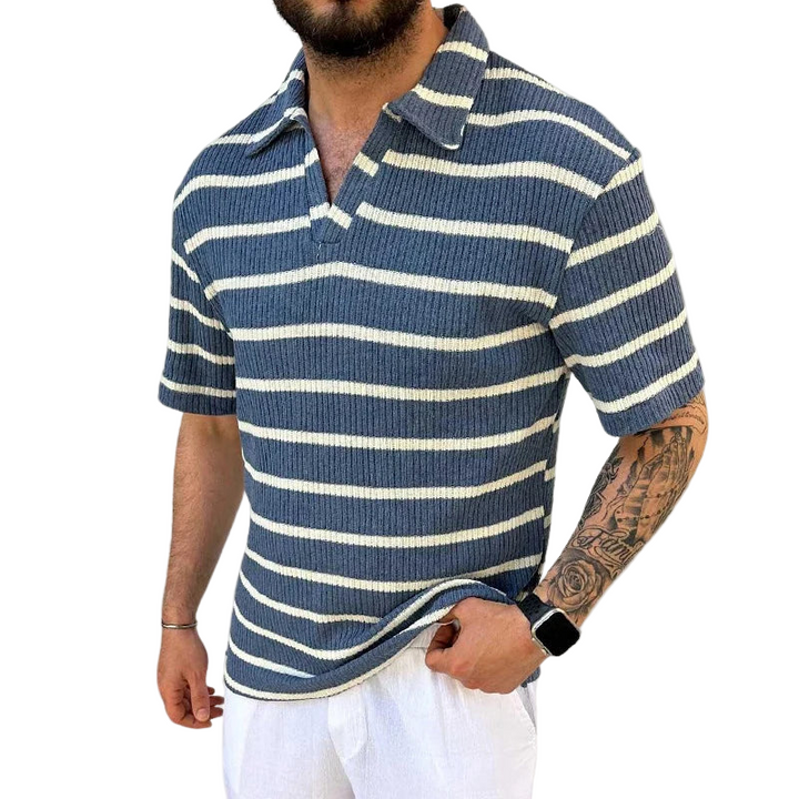 Blå herr pikétröja med avslappnad krage. Stilren och bekväm polo för sommar och vår.