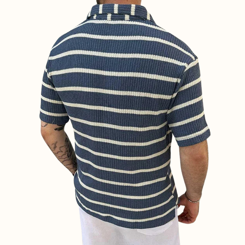 Svart herrpolo med stilrena ränder och avslappnad krage, perfekt för en casual look.