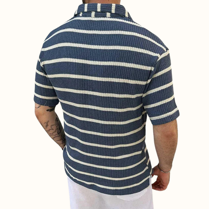 Svart herrpolo med stilrena ränder och avslappnad krage, perfekt för en casual look.