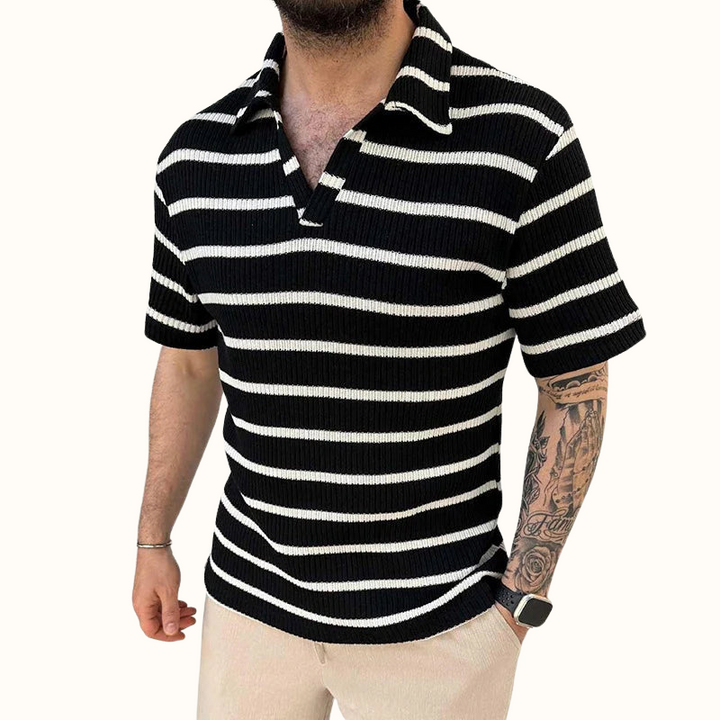 Stilren herrpolo med avslappnad krage. En elegant pikétröja som passar perfekt för både sommar och vår.