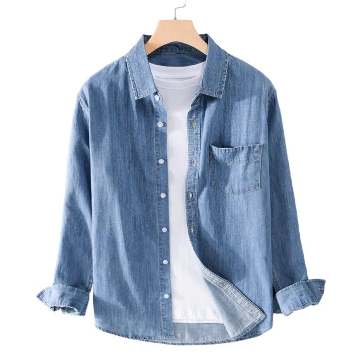 Blå klassisk jeansskjorta för män, långärmad. Perfekt avslappnad vardagsskjorta i tidlös stil.