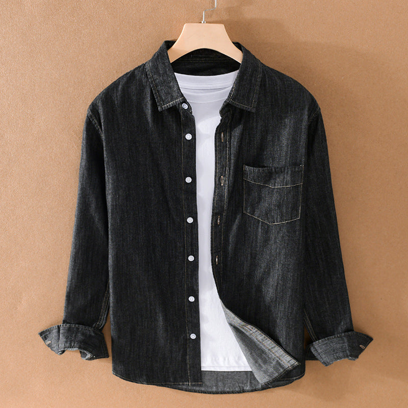 Stilren svart herrskjorta i jeans, långärmad. Klassisk passform för en tidlös och avslappnad look.