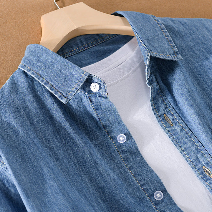 Mäns långärmade jeansskjorta i blått, klassisk stil. Mångsidig och bekväm för vardagsbruk.