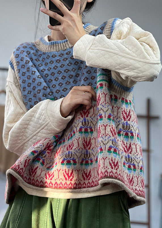 Bekväm oversized stickad väst för dam i blått. Mjukt modeplagg, ärmlös design för stilfulla lager på lager-outfits.