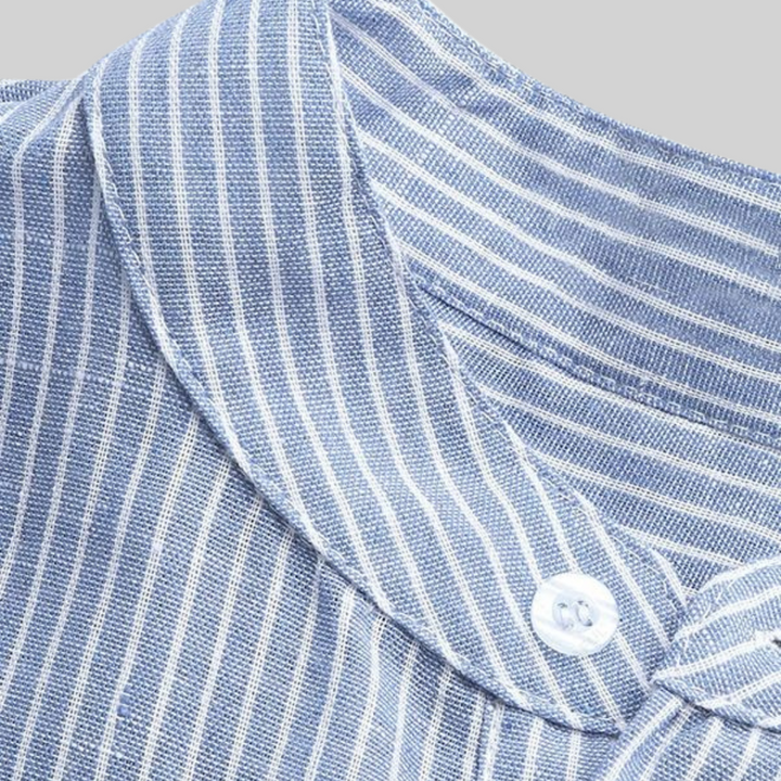 Detaljbild på blårandig skjorta, högkvalitativ bomullsblandning, modern passform för smart casual herr.