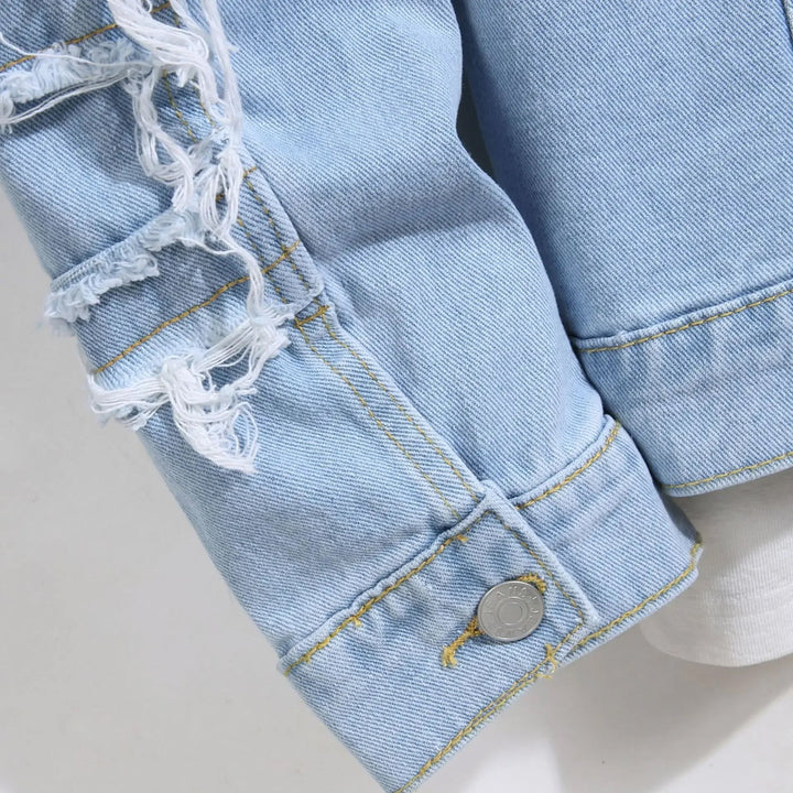 Framsida av herrarnas klassiska blå jeansjacka. Robust design med knappar och fickor, idealisk för vardagsbruk.