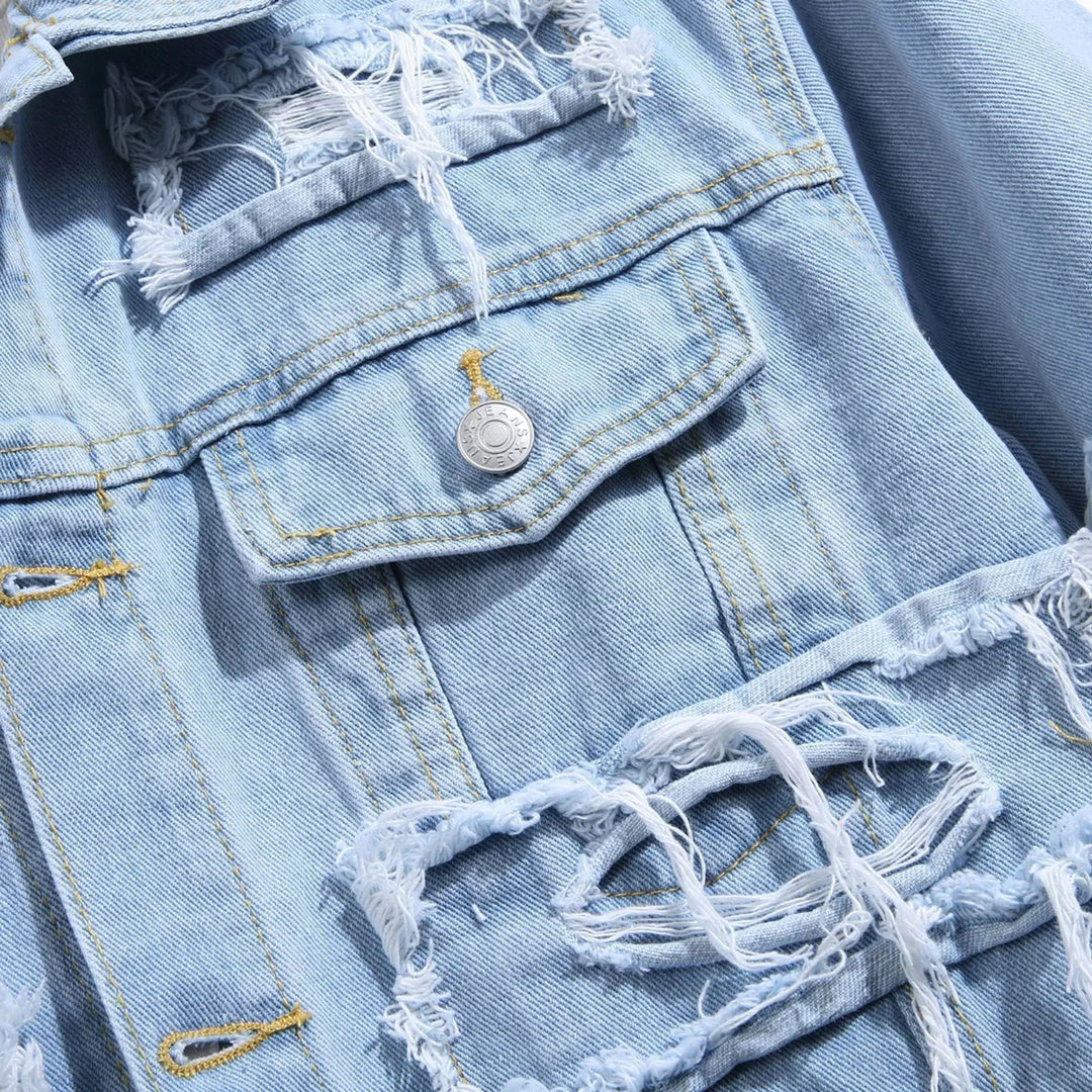 Baksida av tidlös herrjeansjacka i blå denim. Passform som komplement till moderna herrkläder. En snygg vardagsjacka.