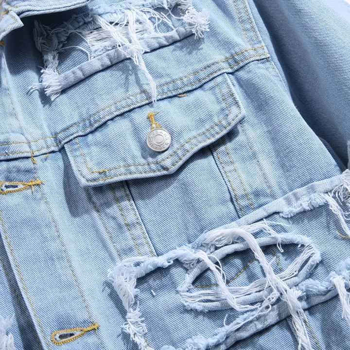 Baksida av tidlös herrjeansjacka i blå denim. Passform som komplement till moderna herrkläder. En snygg vardagsjacka.
