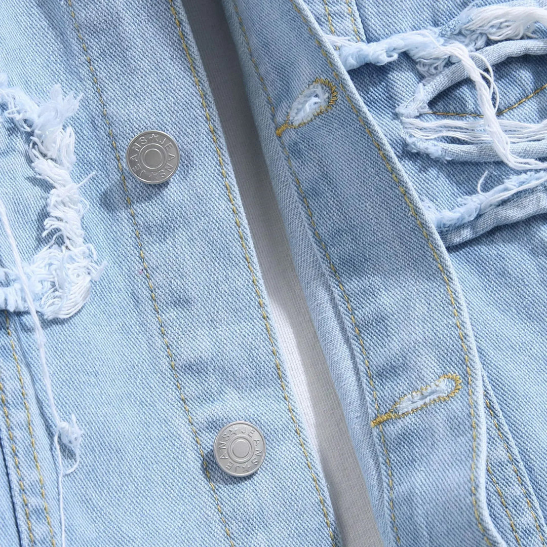 Närbild på textur av robust blå jeansjacka för män. Tidlös design med fina detaljer i denim. Högkvalitativ.