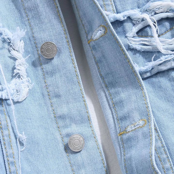 Närbild på textur av robust blå jeansjacka för män. Tidlös design med fina detaljer i denim. Högkvalitativ.