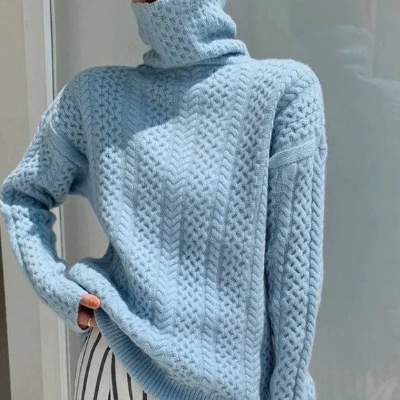 Beige stickad damtröja med rullkrage, mjuk och bekväm. En klassisk varmtröja för kyliga dagar.