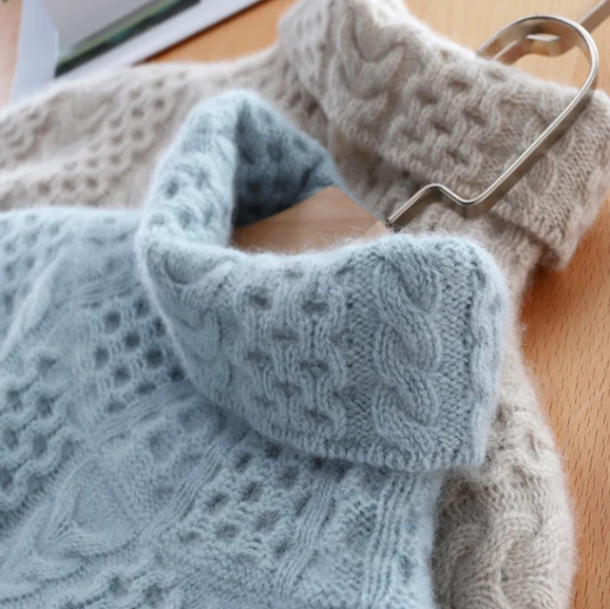 Mångsidig stickad damtröja med rullkrage, perfekt vardagsplagg för höst och vinter. Finns i blått och beige.