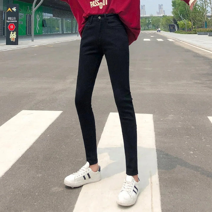 Kvinnors svarta klassiska stretchjeans med hög midja. Perfekt rak passform & bekväma damjeans.
