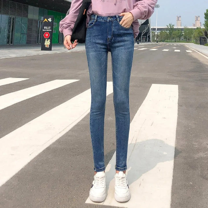 Från sidan: Kvinnors svarta stretchjeans, hög midja & rak passform. Klassiska och bekväma damjeans.