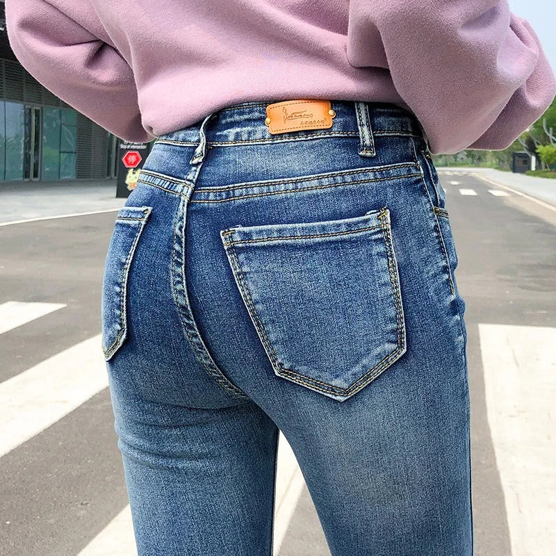 Baksidan av klassiska blå stretchjeans för kvinnor. Hög midja & rak passform för vardagsbruk.