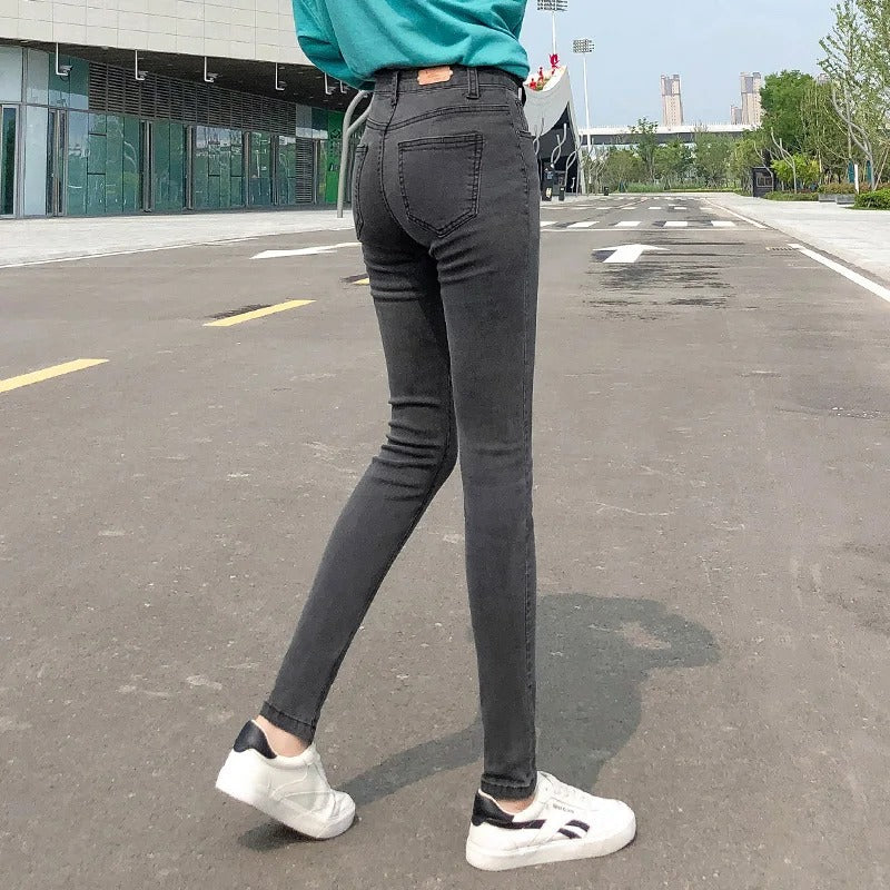Stilrena grå stretchjeans med hög midja för kvinnor. Rak passform och klassiska vardagsjeans.