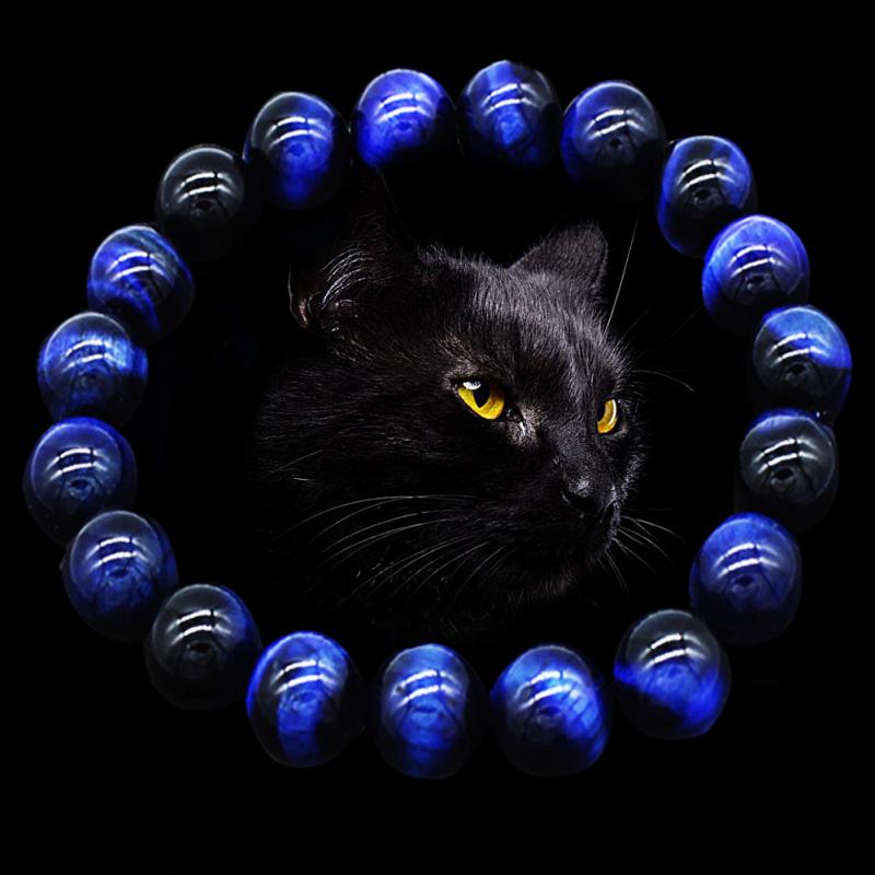 Närbild på blått tigeröga armband, visar stenens unika färg & lyster. Energismycke för lugn.