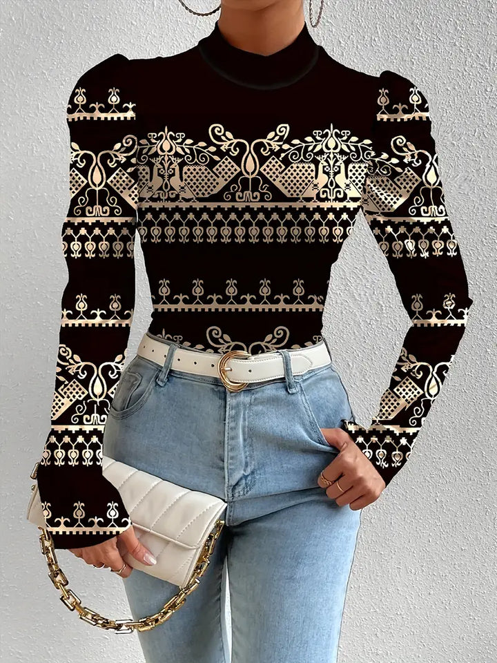Elegant blommönstrad damtopp i stilfull design. Feminin blus för vår och sommar. Bekväm vardagstopp.