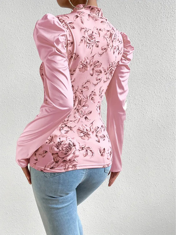 Detaljerad blommönstrad damtopp. En elegant och bekväm blus som passar för många olika tillfällen under året.