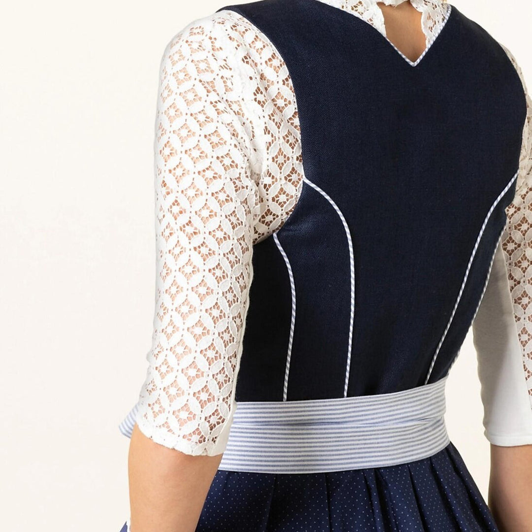 Elegant blommig dirndlklänning för dam. Traditionell kostym med broderier och schürze, perfekt för fest.