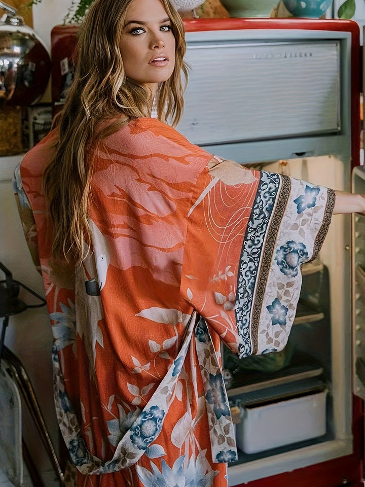 Elegant kvinnors blommig kimono i lätta tyger, idealisk för semesterkläder och vardagslyx.