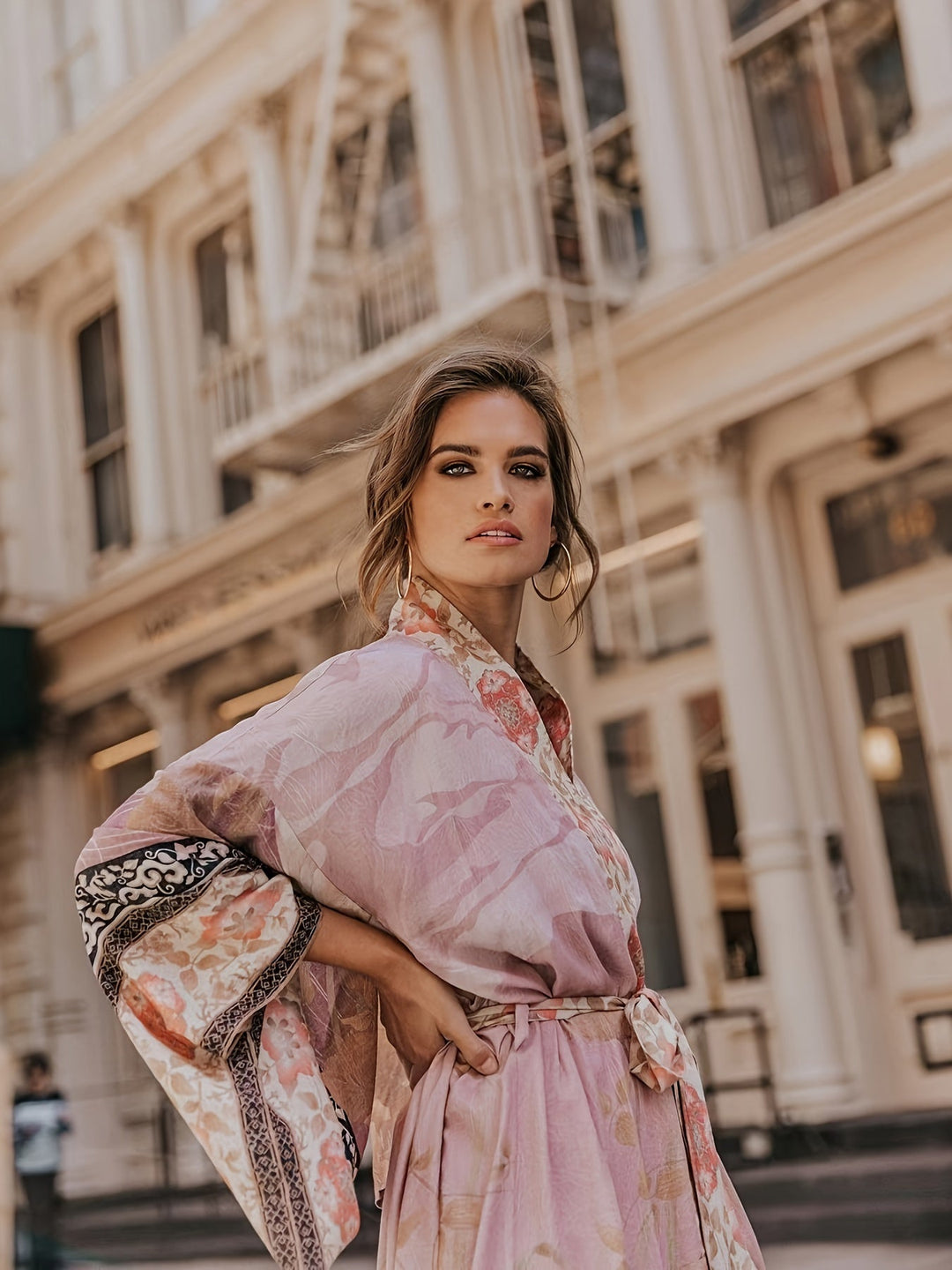 Enkel men chic lätt kimono, blommig design för en avslappnad och sofistikerad look.