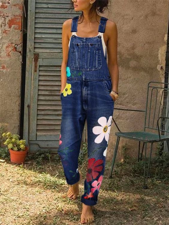 Grå och blå blommig damoverall i vintage-stil. Ärmlös byxdress för en trendig och avslappnad sommarlook.