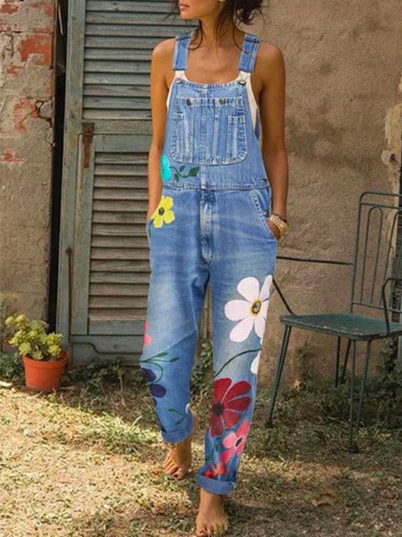 Ärmlös overall för dam med elegant blommotiv i blått och grått. Bekväm och stilren sommarbyxdress för vardag och fest.